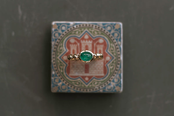 BARLEY || 1.6ct cabochon emerald ring