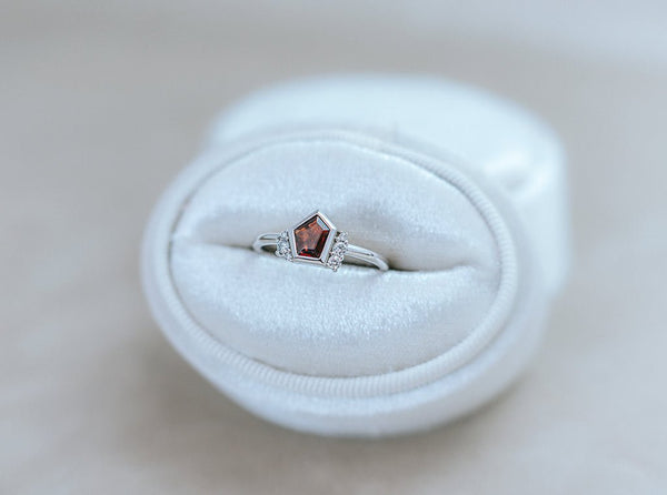 AMELOT || 0.8ct red spinel and diamonds ring