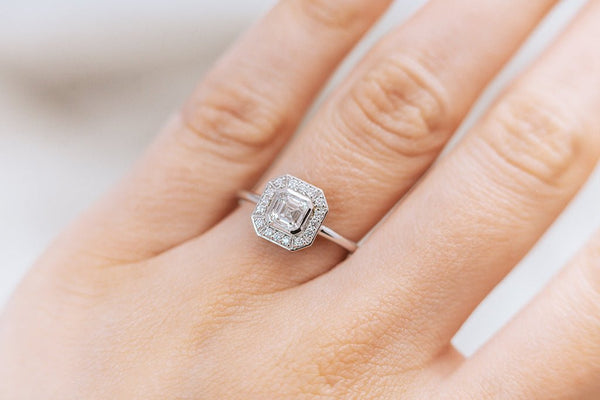 ANNO || 0.5ct central diamond ring in 14k white gold