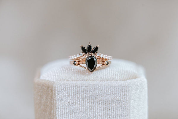 NERA ANNEAU || wedding band with black and white diamonds in rose gold 14k