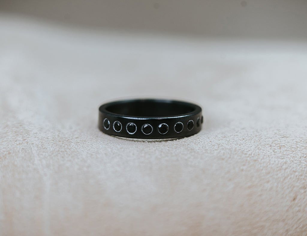 NIOBI || black niobium ring with black diamonds – LOFT.bijoux