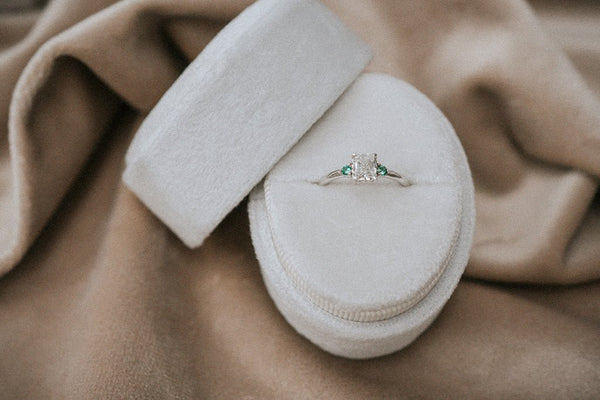 VAUVERT || cushion diamond ring with emeralds