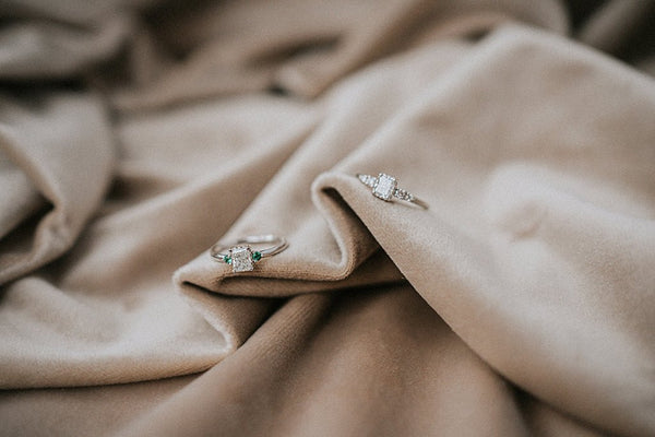 VAUVERT || cushion diamond ring with emeralds
