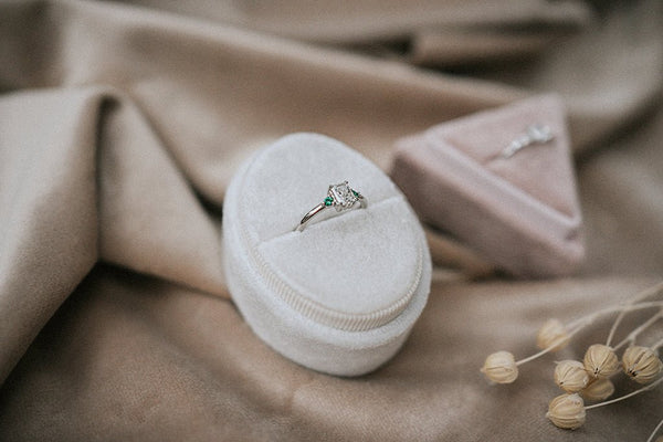 VAUVERT || cushion diamond ring with emeralds