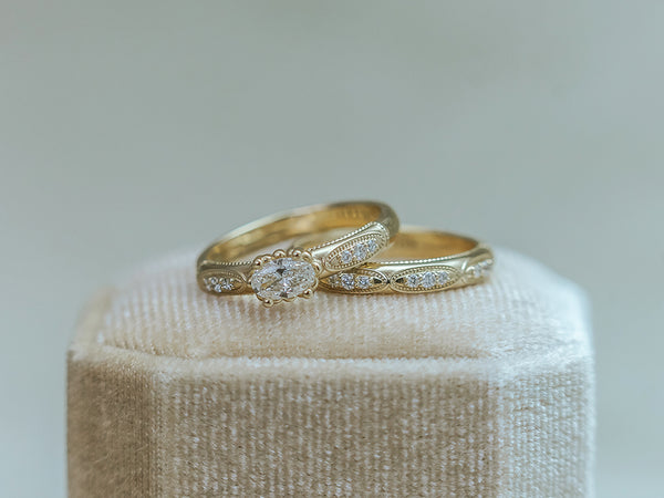 AVIGNON || Vintage-inspired engagement ring with oval diamond