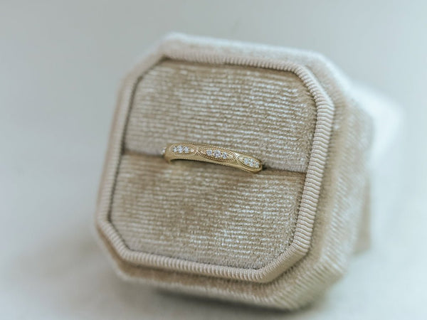 AVIGNON || Vintage - inspired diamond wedding band