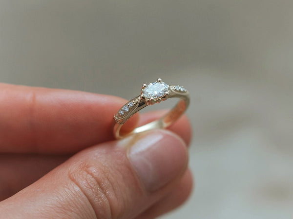 AVIGNON || Vintage - inspired engagement ring with oval diamond