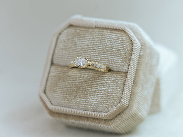AVIGNON || Vintage - inspired engagement ring with oval diamond
