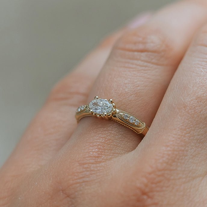 AVIGNON || Vintage - inspired engagement ring with oval diamond