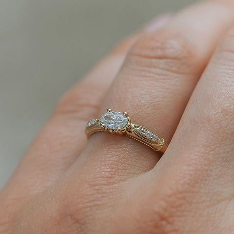 AVIGNON || Vintage - inspired engagement ring with oval diamond