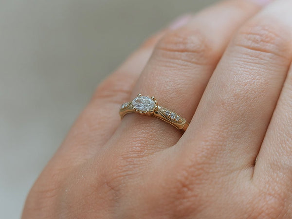 AVIGNON || Vintage - inspired engagement ring with oval diamond