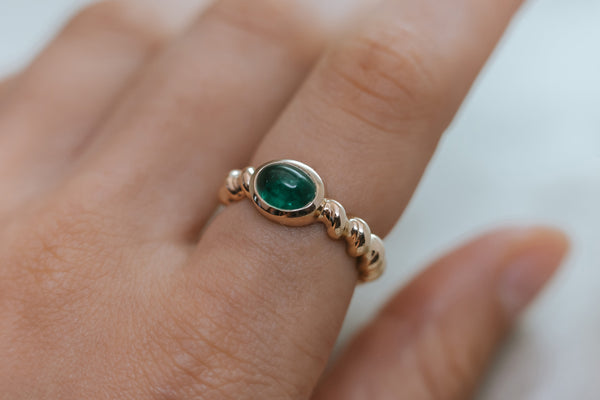 BARLEY || 1.6ct cabochon emerald ring