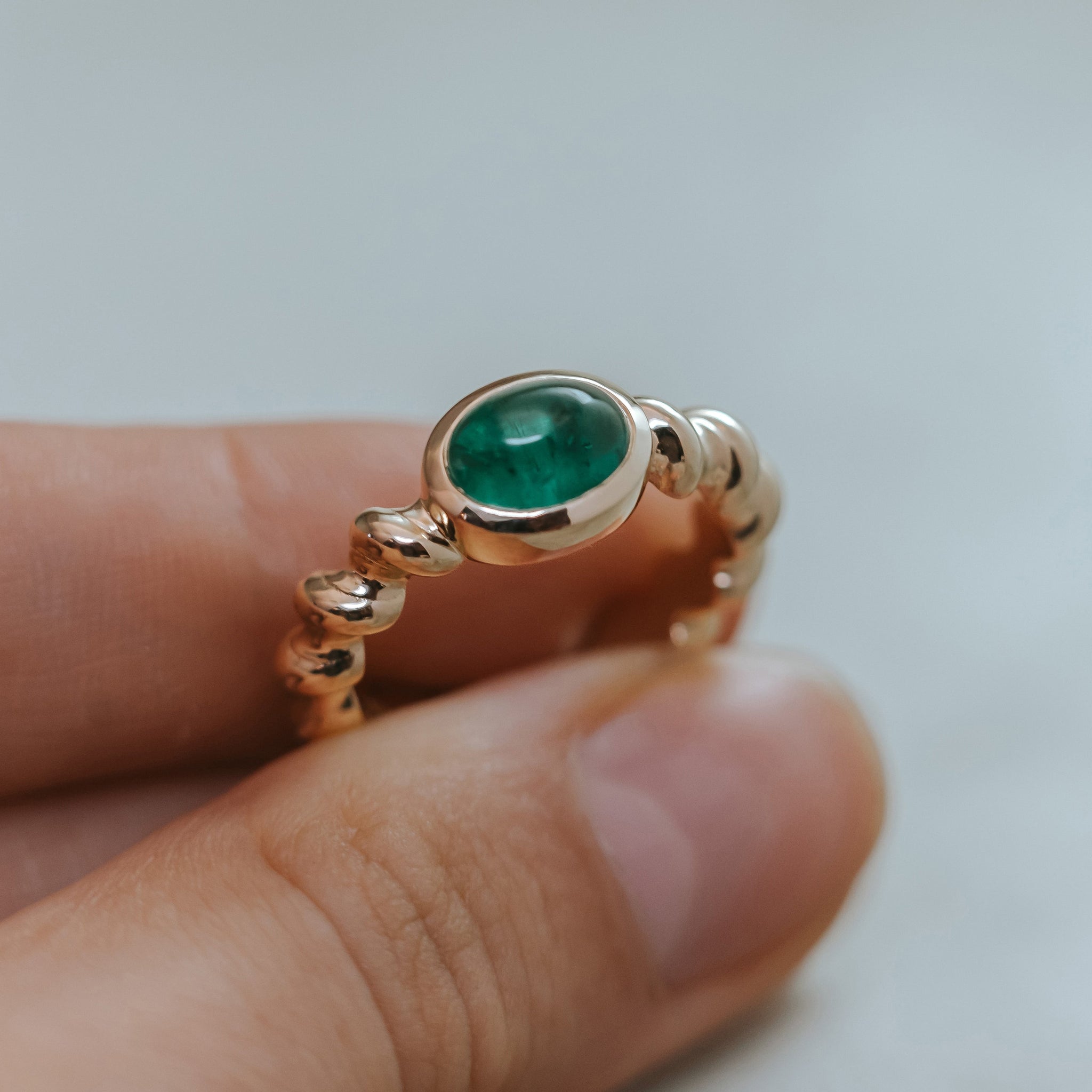 BARLEY || 1.6ct cabochon emerald ring