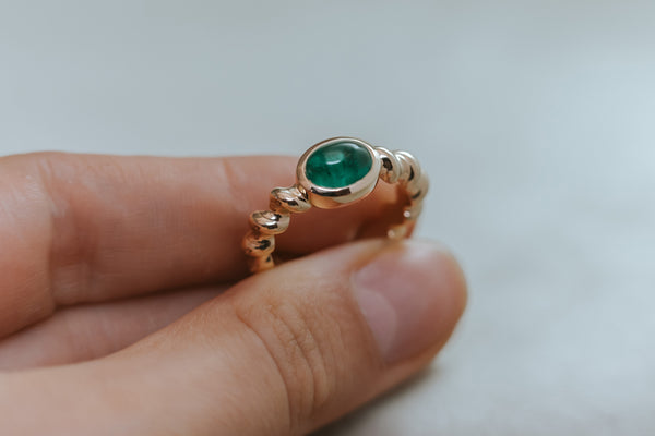 BARLEY || 1.6ct cabochon emerald ring