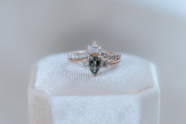 ALEXANDRIA || 0.5ct alexandrite and diamond ring - LOFT.bijoux || Custom jewelry & wedding rings / Bijoux sur mesure & bagues de mariage || Montreal
