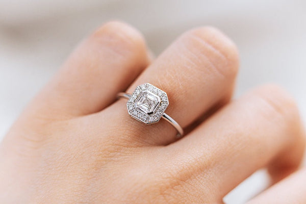 ANNO || 0.5ct central diamond ring in 14k white gold - LOFT.bijoux || Custom jewelry & wedding rings / Bijoux sur mesure & bagues de mariage || Montreal