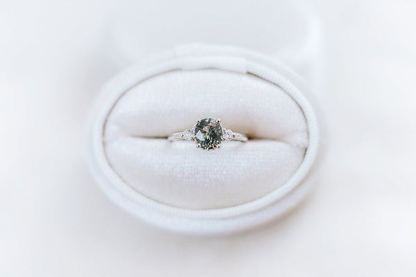 DELPHINE || 1.3ct oval green sapphire and diamonds ring - LOFT.bijoux || Custom jewelry & wedding rings / Bijoux sur mesure & bagues de mariage || Montreal