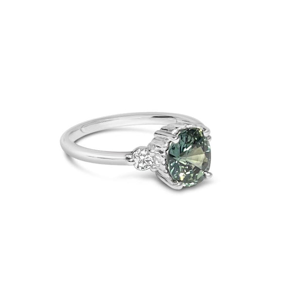 DELPHINE || 1.3ct oval green sapphire and diamonds ring - LOFT.bijoux || Custom jewelry & wedding rings / Bijoux sur mesure & bagues de mariage || Montreal