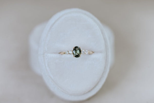 LANDEN || 1ct oval green sapphire and diamonds ring - LOFT.bijoux || Custom jewelry & wedding rings / Bijoux sur mesure & bagues de mariage || Montreal