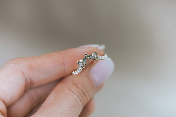 LUNEL || wedding band with green sapphires and diamonds - LOFT.bijoux || Custom jewelry & wedding rings / Bijoux sur mesure & bagues de mariage || Montreal