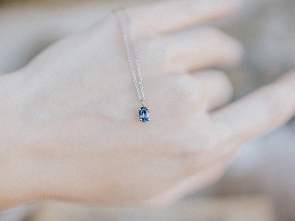 MERLINES || 0.5ct oval blue sapphire necklace in white gold 14k - LOFT.bijoux || Custom jewelry & wedding rings / Bijoux sur mesure & bagues de mariage || Montreal