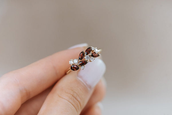 MORNAY || garnet and diamonds ring - LOFT.bijoux || Custom jewelry & wedding rings / Bijoux sur mesure & bagues de mariage || Montreal