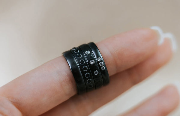 NIOBI || black niobium ring - LOFT.bijoux || Custom jewelry & wedding rings / Bijoux sur mesure & bagues de mariage || Montreal