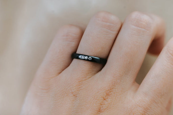 NIOBI || black niobium ring with diamonds - LOFT.bijoux || Custom jewelry & wedding rings / Bijoux sur mesure & bagues de mariage || Montreal
