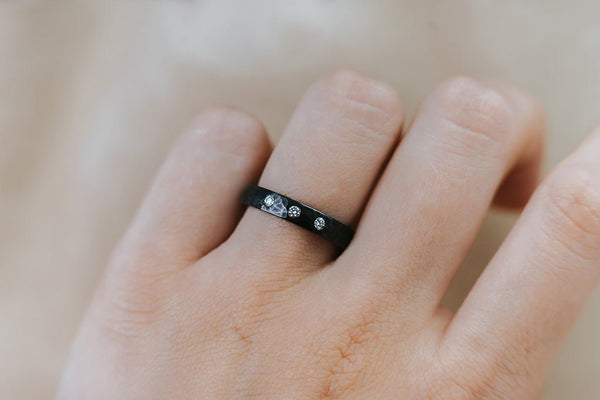 NIOBI || hammered black niobium ring with diamonds - LOFT.bijoux || Custom jewelry & wedding rings / Bijoux sur mesure & bagues de mariage || Montreal