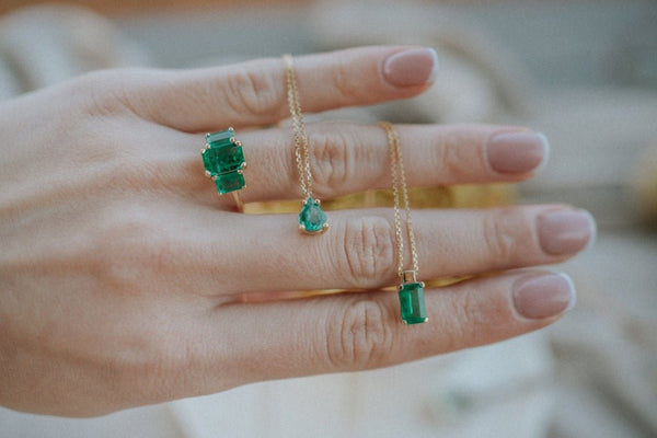 Pear emerald necklace - LOFT.bijoux || Custom jewelry & wedding rings / Bijoux sur mesure & bagues de mariage || Montreal