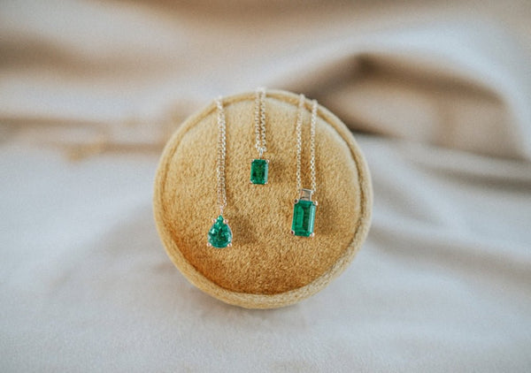 Pear emerald necklace - LOFT.bijoux || Custom jewelry & wedding rings / Bijoux sur mesure & bagues de mariage || Montreal