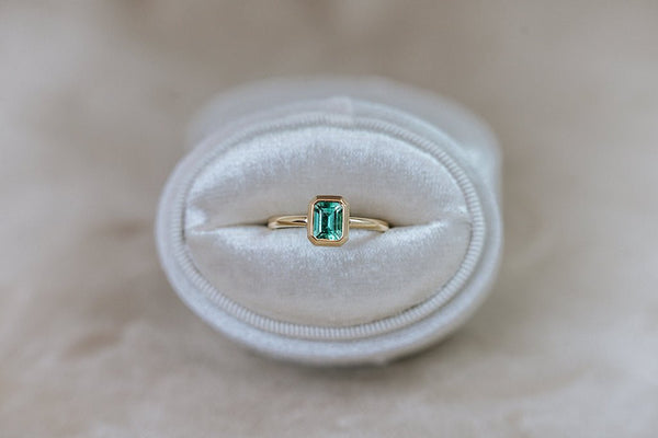 REVE || 0.7ct emerald in yellow gold 14k - LOFT.bijoux || Custom jewelry & wedding rings / Bijoux sur mesure & bagues de mariage || Montreal