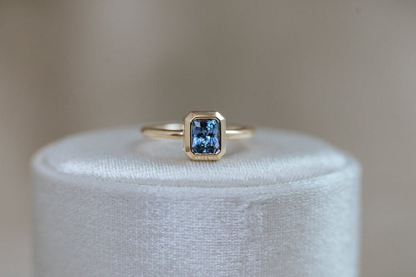 REVE || 1.2ct blue sapphire in yellow gold 14k