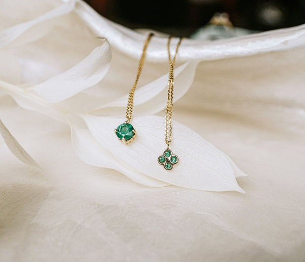 Round emerald necklace - LOFT.bijoux || Custom jewelry & wedding rings / Bijoux sur mesure & bagues de mariage || Montreal