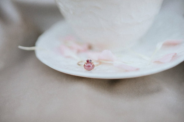 Strawberry Greenland sapphire ring - LOFT.bijoux || Custom jewelry & wedding rings / Bijoux sur mesure & bagues de mariage || Montreal