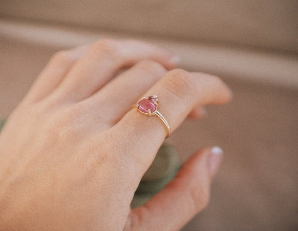 Strawberry Greenland sapphire ring - LOFT.bijoux || Custom jewelry & wedding rings / Bijoux sur mesure & bagues de mariage || Montreal