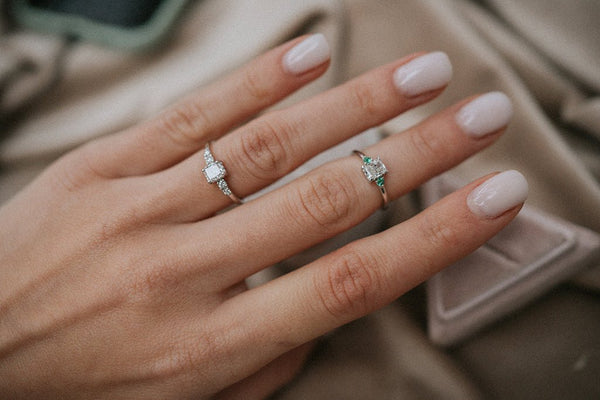VAUVERT || cushion diamond ring with emeralds - LOFT.bijoux || Custom jewelry & wedding rings / Bijoux sur mesure & bagues de mariage || Montreal